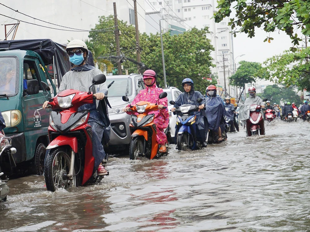 Mưa lớn,kẹt xe người dân bì bõm vượt ngập đi làm ảnh 8